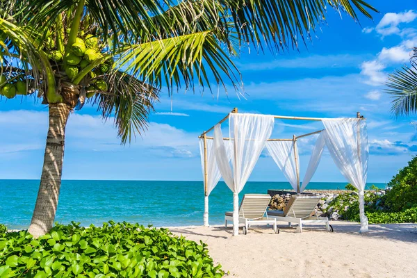 Hermoso paraguas y silla alrededor de la playa mar océano con azul sk —  Fotos de Stock