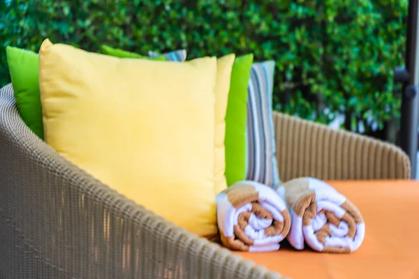 Guarda-chuva e sofá cadeira em torno da piscina exterior no hotel re — Fotografia de Stock