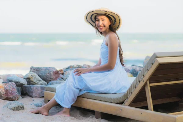 Ritratto bella giovane donna asiatica felice sorriso rilassarsi intorno ne — Foto Stock