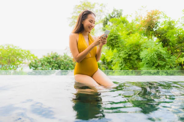 초상화 아름다운 젊은 아시아 여자 와 휴대 전화 또는 모바일 p — 스톡 사진