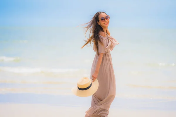 Retrato hermosa joven asiática mujer feliz sonrisa relajarse en el tr — Foto de Stock