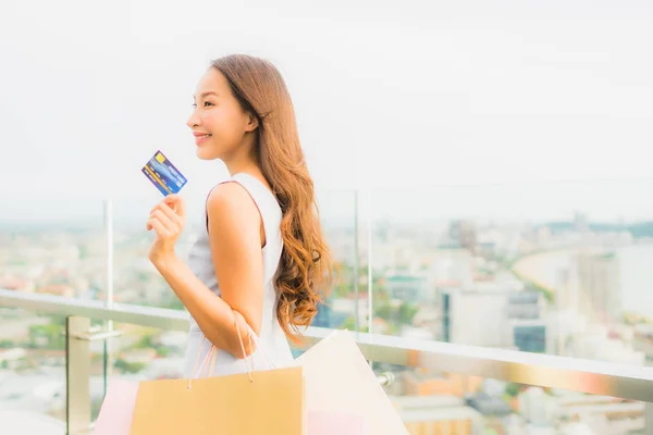 Портрет красивый молодой азиатской женщины счастливы и улыбаются с shoppi — стоковое фото