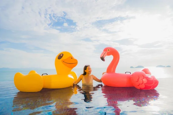 Retrato joven asiática mujer en inflable flotador amarillo pato y p —  Fotos de Stock