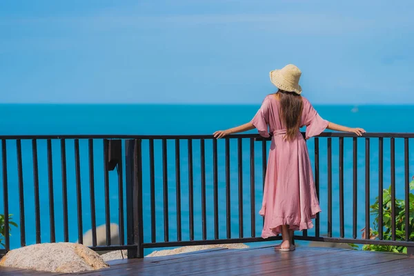 Retrato bonito jovem asiático mulher olhando mar praia oceano para — Fotografia de Stock