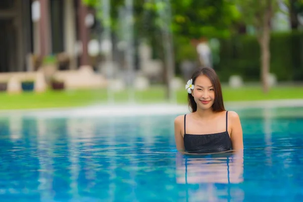 肖像画若いアジアの女性は、屋外の水泳の周りに幸せな笑顔をリラックス — ストック写真