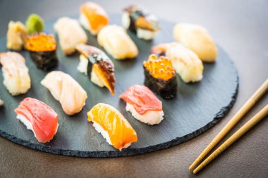 Somon balığı karides karides yılan balığı kabuk ve oth nigiri suşi ayarla