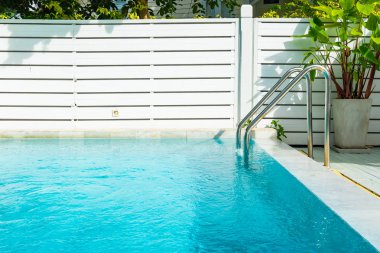 Merdivenli otel beldesinde güzel açık yüzme havuzu