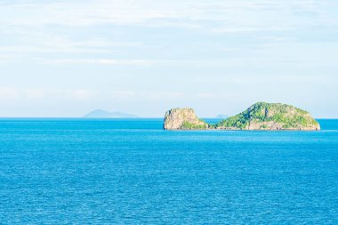 Zekâ etrafında beyaz bulut mavi gökyüzü ile güzel açık deniz okyanusu