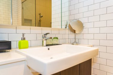 Su musluk ve lavabo dekorasyon iç