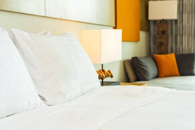 Hafif lamba ile yatak dekorasyonbeyaz rahat yastık