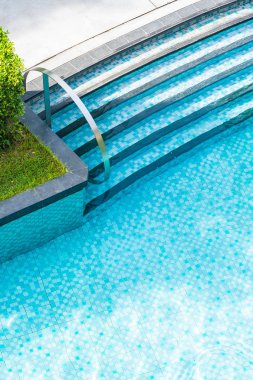 Dinlenmek için açık yüzme havuzu