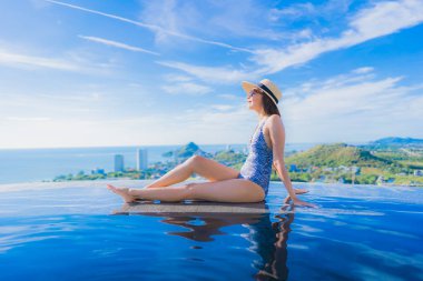 Asyalı genç gülümsemek güzel kadın portre mutlu dinlenmek