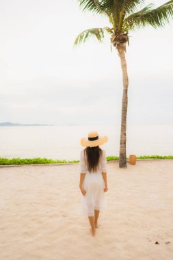 Portre güzel Asyalı kadın gülümsemek mutlu boş şapka giymek