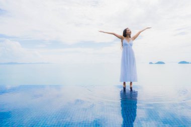 Portre genç asyalı kadın yüzme kaka etrafında mutlu gülümseme dinlenmek