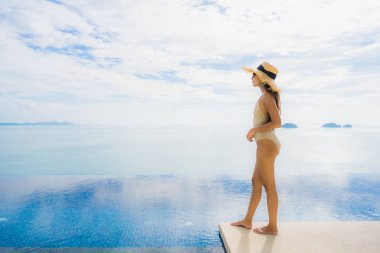 Portre genç asyalı kadın yüzme kaka etrafında mutlu gülümseme dinlenmek