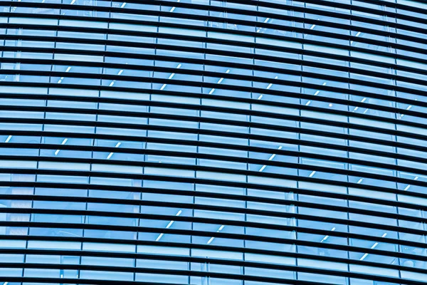 Krásný obchodní kancelářská budova mrakodrap s okenní sklo — Stock fotografie