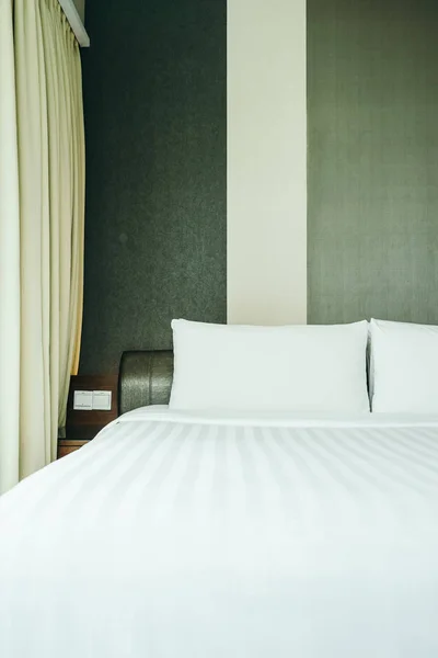 Bílý polštář na posteli dekorace v ložnici interiér — Stock fotografie