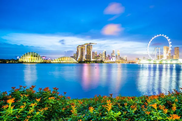 Beautiful architecture building skyscraper around marina bay in — Stock Photo, Image