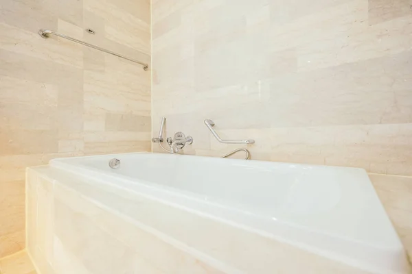Интерьер в белой ванне — стоковое фото