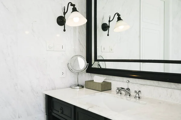 Hermoso lavabo blanco de lujo y facuet interior de agua de baño — Foto de Stock