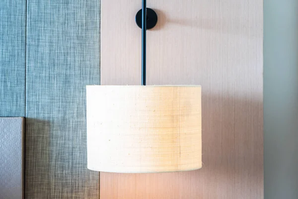 Ljus lampa på väggdekoration interiör — Stockfoto