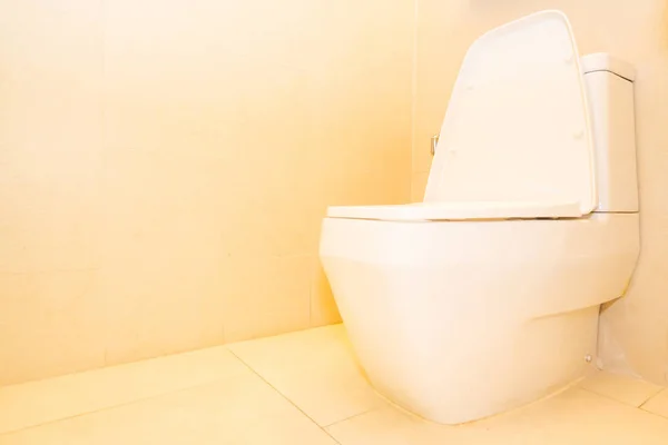 Tazón de inodoro blanco decoración del asiento en baño — Foto de Stock