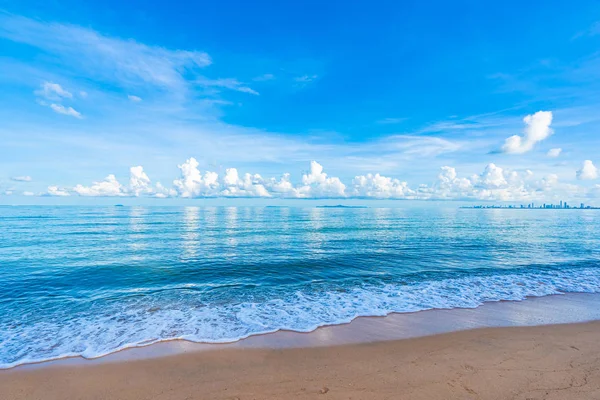 Belle plage tropicale océan de mer avec nuage blanc ciel bleu et — Photo