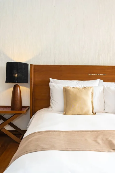 Vacker bekväm lyxig vit kudde och filt på sängen dec — Stockfoto