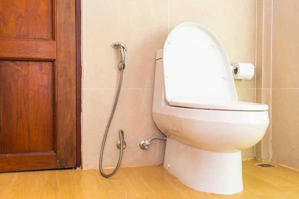 Белая унитаз и украшение сидений в ванной комнате — стоковое фото