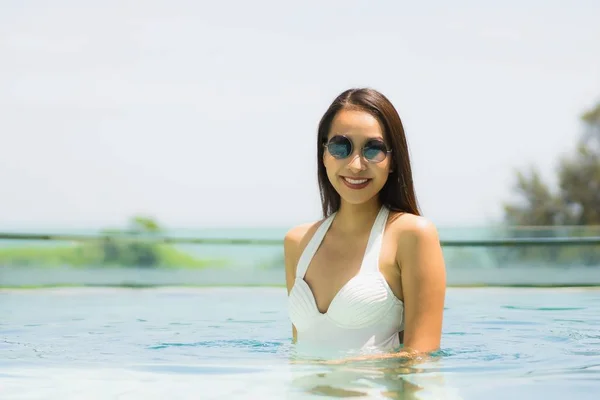 Молодая женщина счастлива и улыбается в бассейне — стоковое фото