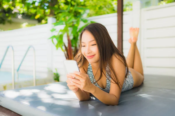 Портрет красивая молодая азиатка счастливая улыбка говорить мобильный фо — стоковое фото