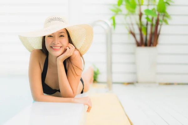 Retrato bonito jovem asiático mulher feliz sorriso relaxar ao redor ou — Fotografia de Stock