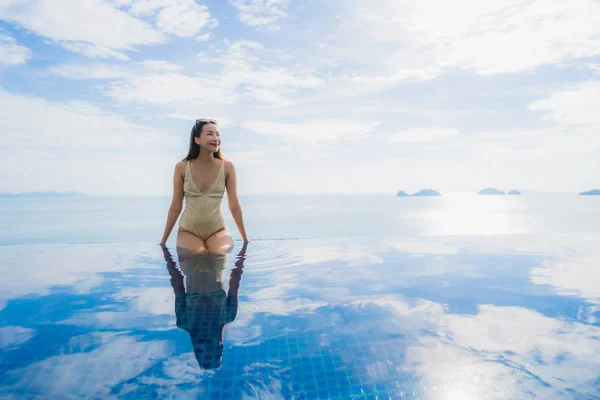 Portre genç asyalı kadın yüzme kaka etrafında mutlu gülümseme dinlenmek — Stok fotoğraf