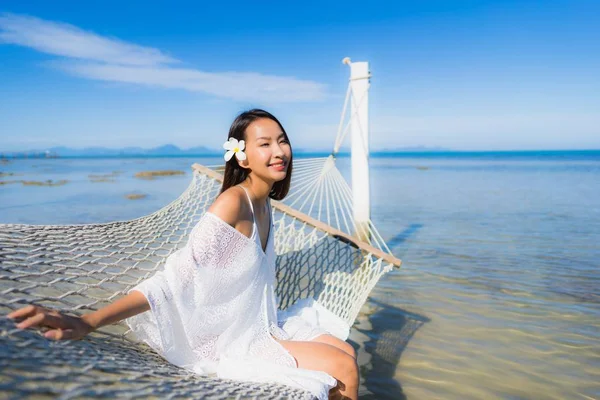 Portrét krásná mladá asijská žena sedící na houpací síti kolem s — Stock fotografie
