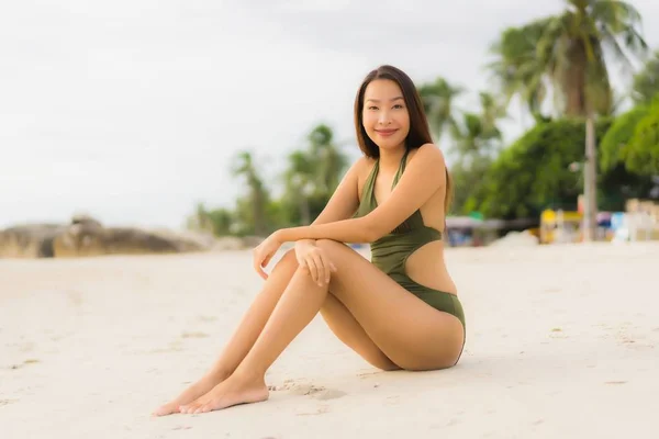 Ritratto belle donne asiatiche felice sorriso rilassarsi sul tropicale — Foto Stock