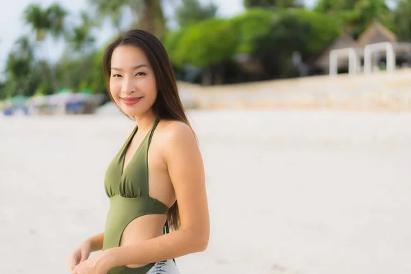 Porträtt vackra asiatiska kvinnor Happy Smile slappna av på den tropiska — Stockfoto