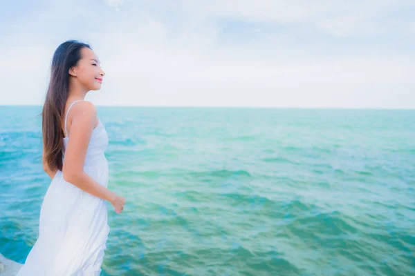 Retrato bonito asiático mulheres ao redor praia mar oceano com feliz — Fotografia de Stock