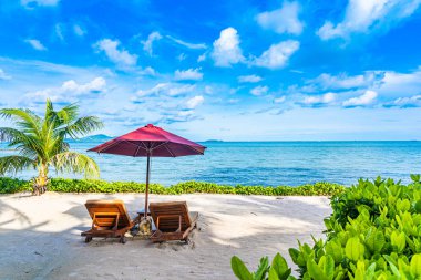 Boş sandalye güverte ve plaj deniz Okyanusu güzel manzara