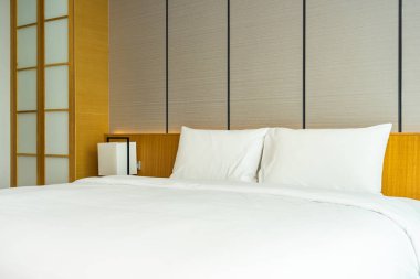 Güzel lüks rahat beyaz yastık ve battaniye yatakta