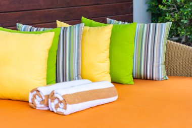 Otel re açık yüzme havuzu etrafında Şemsiye ve sandalye kanepe