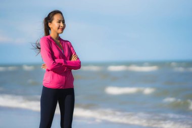 Portre güzel genç Asyalı kadın çalışan ve t üzerinde egzersiz