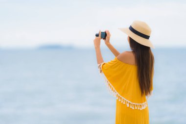 Portre güzel Asyalı kadın gülümsemek mutlu boş şapka giymek
