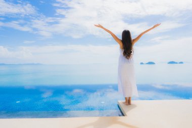Portre genç asyalı kadın yüzme kaka etrafında mutlu gülümseme dinlenmek