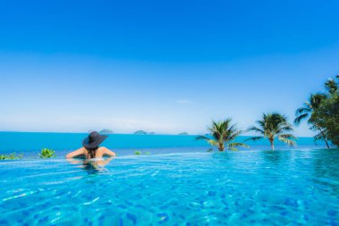 Portre güzel genç Asyalı kadın lüks açık SWI rahatlayın