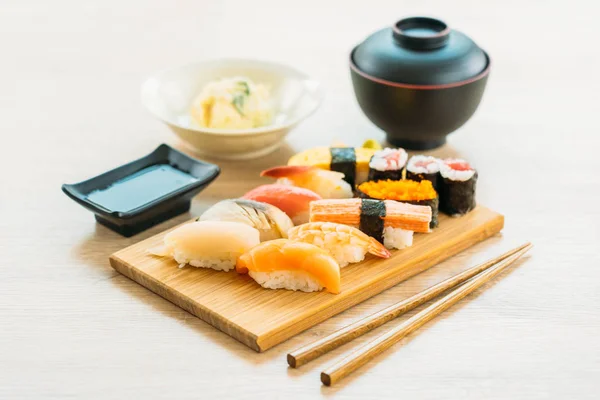 Camarão com casca de atum de salmão e outra carne sushi maki — Fotografia de Stock