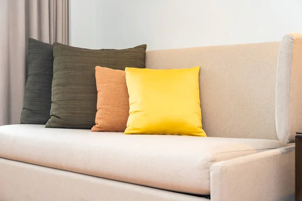 Cómoda almohada en el interior de la decoración del sofá — Foto de Stock