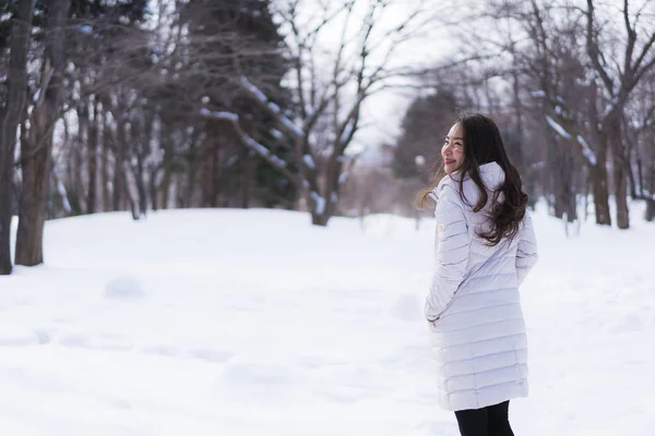 Beautiful young asian woman smiling happy for travel in snow win — Stock Photo, Image