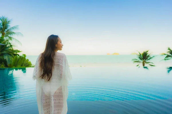 Retrato hermosa joven asiática mujer relajarse en lujo al aire libre swi — Foto de Stock