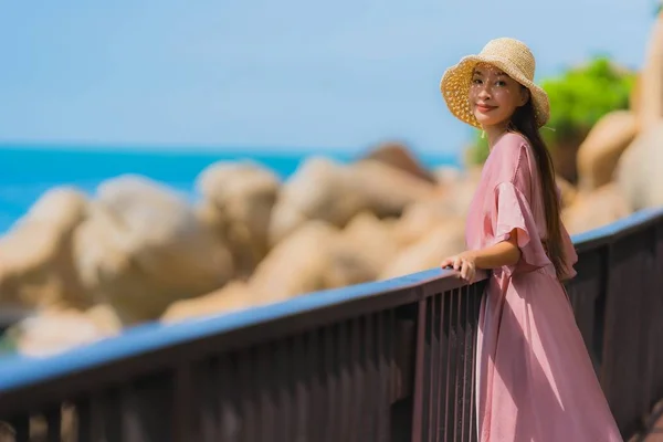 Retrato bonito jovem asiático mulher olhando mar praia oceano para — Fotografia de Stock