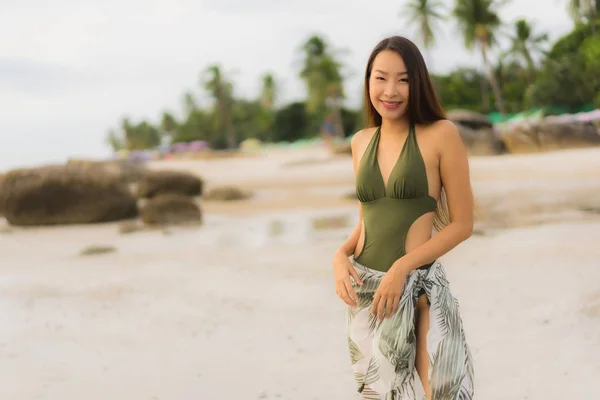 Ritratto belle donne asiatiche felice sorriso rilassarsi sul tropicale — Foto Stock